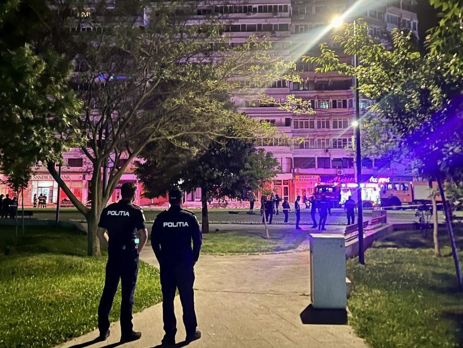 Policajti hliadkujú pred bytovkou v Galati, ktorú zasiahol ruský dron.