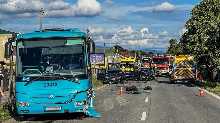 V Sobranciach sa zrazil autobus a ďal&scaron;ie dve aut&aacute;.
