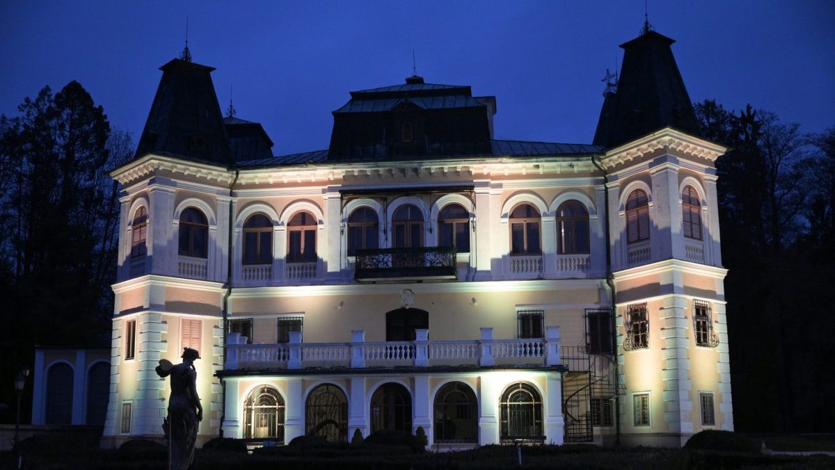 Ka&scaron;tieľ Betliar je slovensk&yacute; unik&aacute;t. Mnoh&eacute; predmety dodnes stoja na p&ocirc;vodnom mieste