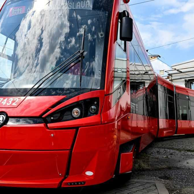 Na snímke exteriér novej električky počas jej predstavenia v rámci tlačovej konferencie Dopravného podniku Bratislava.