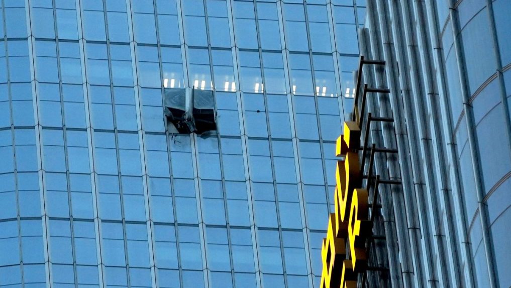 Diera v mrakodrape po zásahu lietadlom.