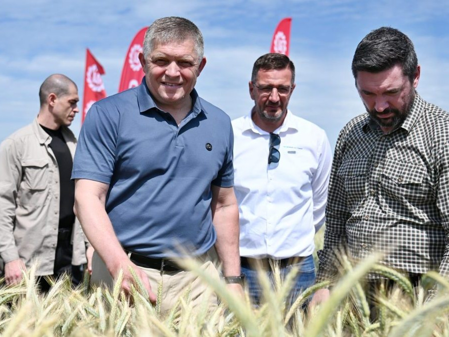 Na snímke Robert Fico, Emil Macho a Richard Takáč.