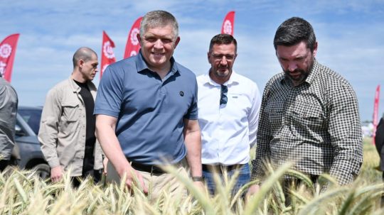Na snímke Robert Fico, Emil Macho a Richard Takáč.