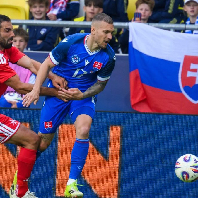 Na snímke zľava Zach Muscat (Malta) a Lukáš Haraslín (Slovensko).