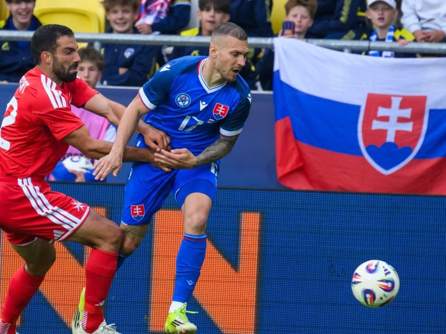 Na snímke zľava Zach Muscat (Malta) a Lukáš Haraslín (Slovensko).