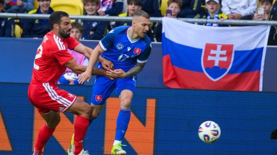 Na snímke zľava Zach Muscat (Malta) a Lukáš Haraslín (Slovensko).