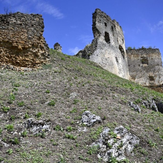 Hrad Čičva nad obcou Sedliská v okrese Vranov nad Topľou.