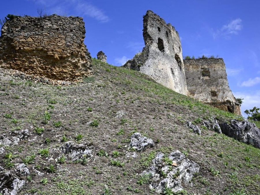 Hrad Čičva nad obcou Sedliská v okrese Vranov nad Topľou.