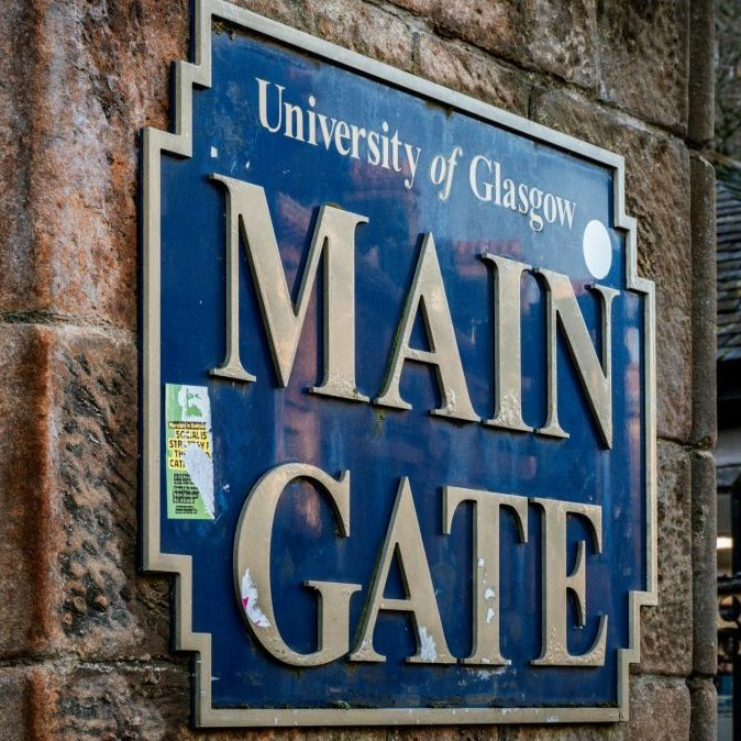 Tabuľa na vchode do Glasgowskej univerzity.
