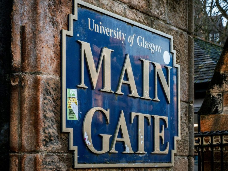 Tabuľa na vchode do Glasgowskej univerzity.