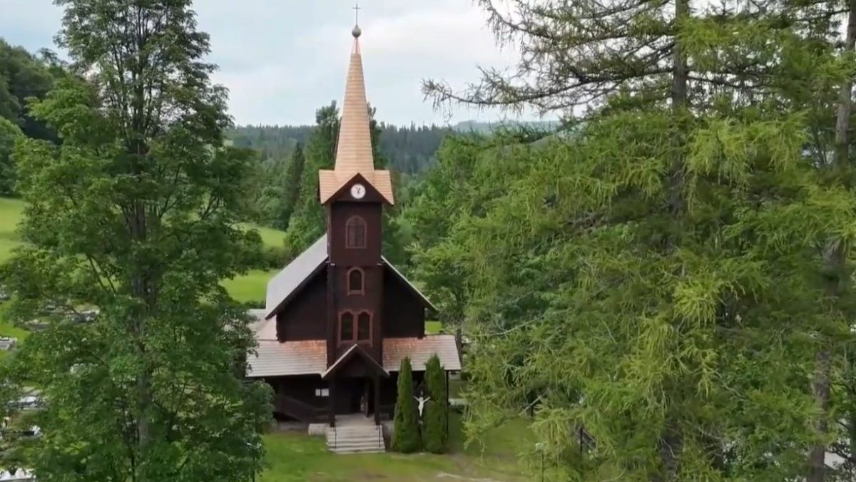 Tatransk&aacute; ikona zažiarila nanovo. Dreven&yacute; kostol&iacute;k v Tatranskej Javorine po rekon&scaron;trukcii odhalil svoju tv&aacute;r