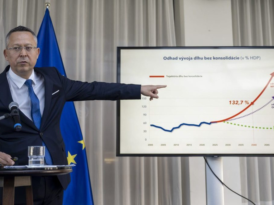 Na snímke minister financií Ladislav Kamenický.