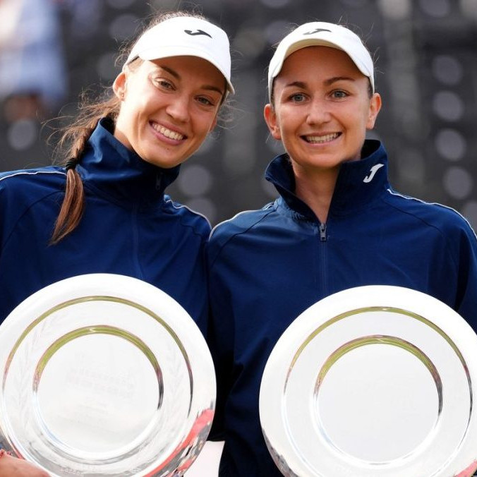 Tereza Mihalíková (vľavo) a Olivia Nichollsová.