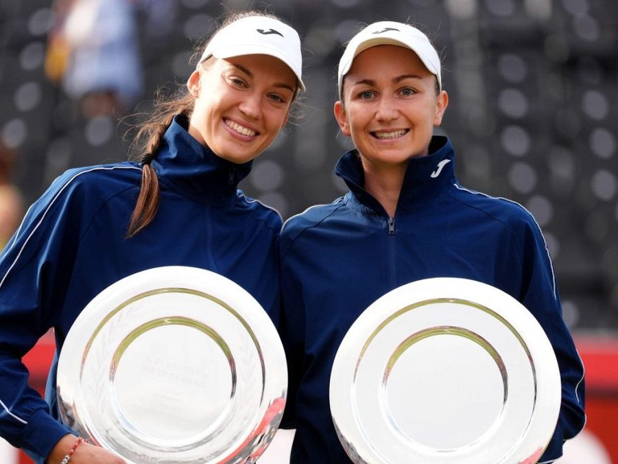 Tereza Mihalíková (vľavo) a Olivia Nichollsová.