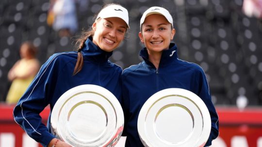 Tereza Mihalíková (vľavo) a Olivia Nichollsová.