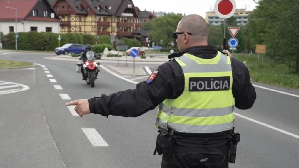 Na snímke policajt zastavuje motorku.