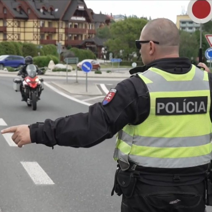 Na snímke policajt zastavuje motorku.