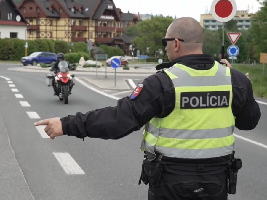 Na snímke policajt zastavuje motorku.