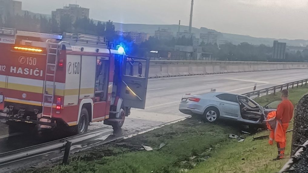 Na diaľnici D1 pri L. Mikuláši došlo k vážnej nehode.