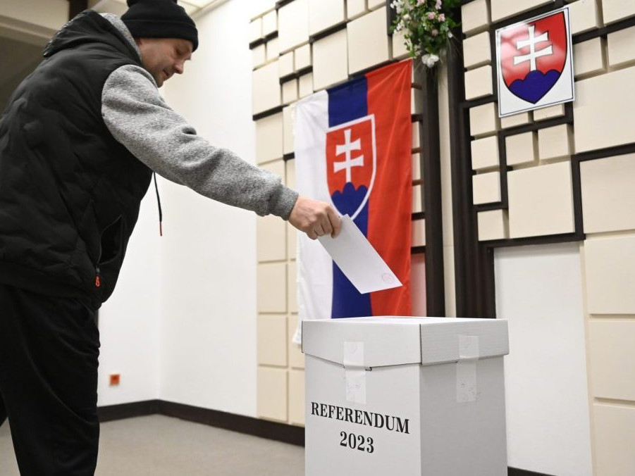 Na ilustračnej snímke účastník referenda v roku 2023.