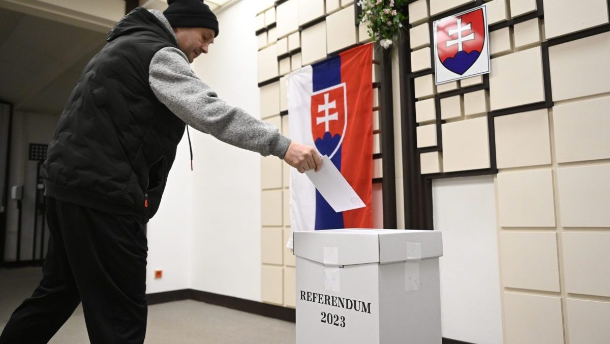 Slov&aacute;ci mohli od vzniku republiky vyjadriť svoj n&aacute;zor v referende dev&auml;ťkr&aacute;t, platn&eacute; bolo iba jedno