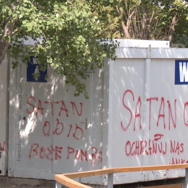 Na snímke hanlivé nápisy v areáli festivalu.