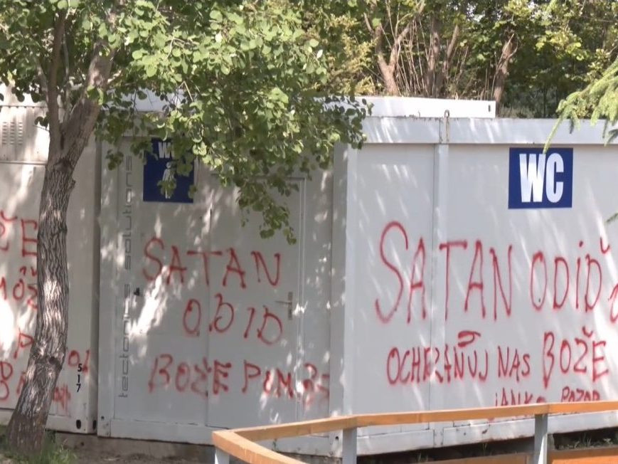 Na snímke hanlivé nápisy v areáli festivalu.
