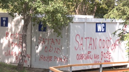 Na snímke hanlivé nápisy v areáli festivalu.