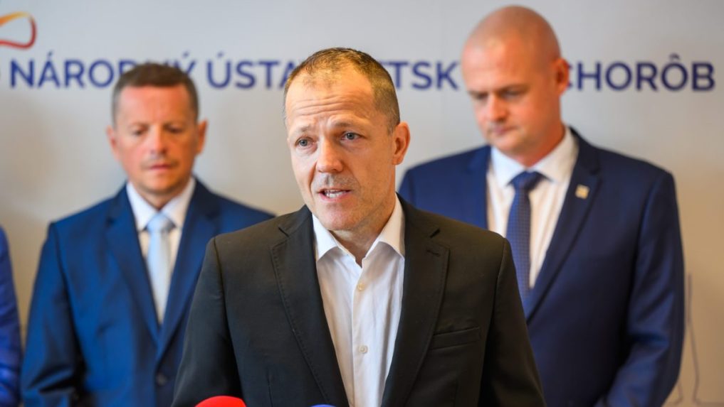 Na snímke riaditeľ Národného ústavu detských chorôb (NÚDCH) Peter Bartoň, prednosta I. gynekologicko-pôrodníckej kliniky SZU a UNB Peter Kaščák a riaditeľ Univerzitnej nemocnice Bratislava (UNB) Alexander Mayer.