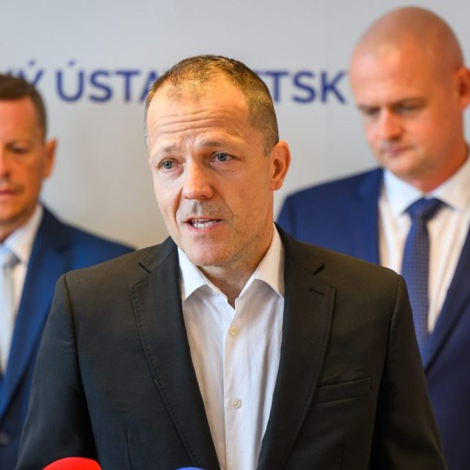 Na snímke riaditeľ Národného ústavu detských chorôb (NÚDCH) Peter Bartoň, prednosta I. gynekologicko-pôrodníckej kliniky SZU a UNB Peter Kaščák a riaditeľ Univerzitnej nemocnice Bratislava (UNB) Alexander Mayer.