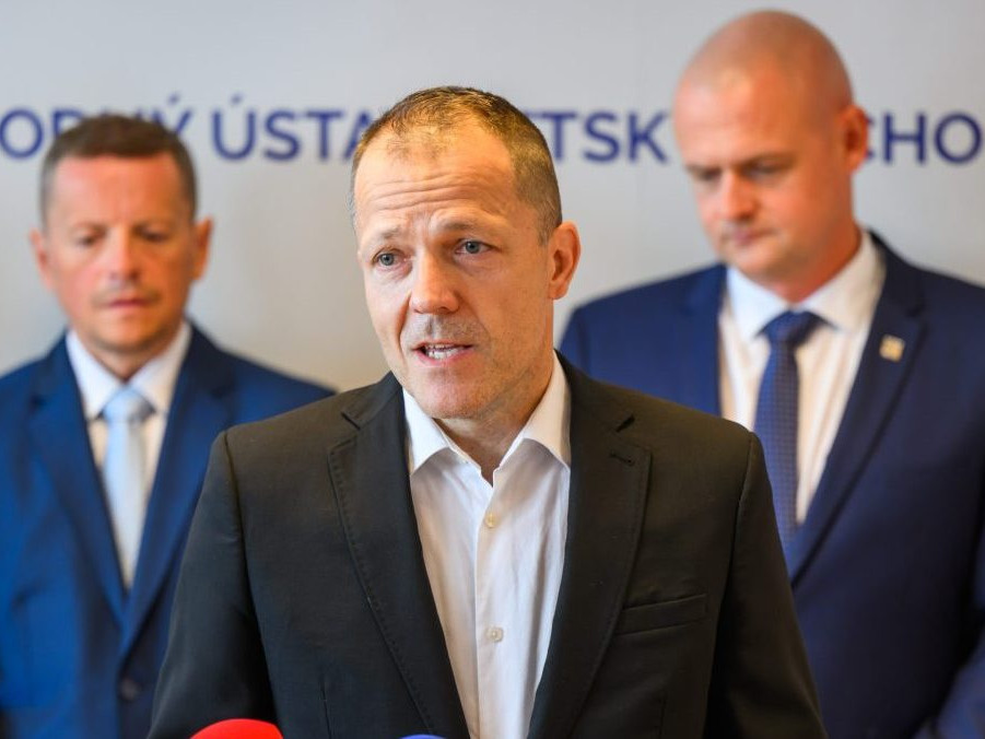 Na snímke riaditeľ Národného ústavu detských chorôb (NÚDCH) Peter Bartoň, prednosta I. gynekologicko-pôrodníckej kliniky SZU a UNB Peter Kaščák a riaditeľ Univerzitnej nemocnice Bratislava (UNB) Alexander Mayer.