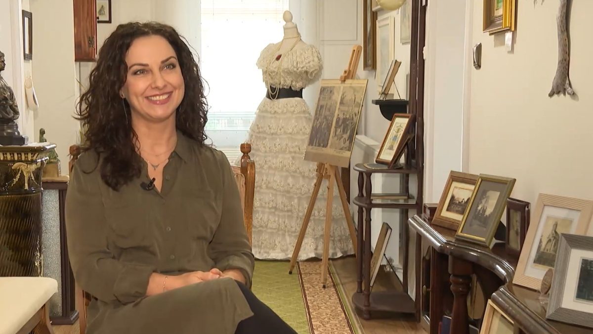 Začala jednou so&scaron;kou, dnes m&aacute; v&yacute;nimočn&uacute; expoz&iacute;ciu: Petra si z bytu vytvorila m&uacute;zeum princeznej Sissi