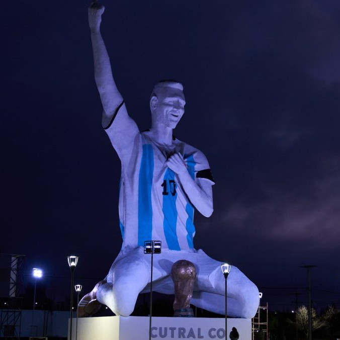 Na snímke socha Lionela Messiho.