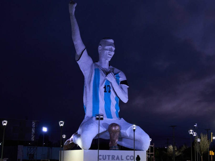 Na snímke socha Lionela Messiho.