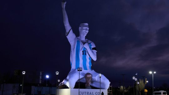 Na snímke socha Lionela Messiho.