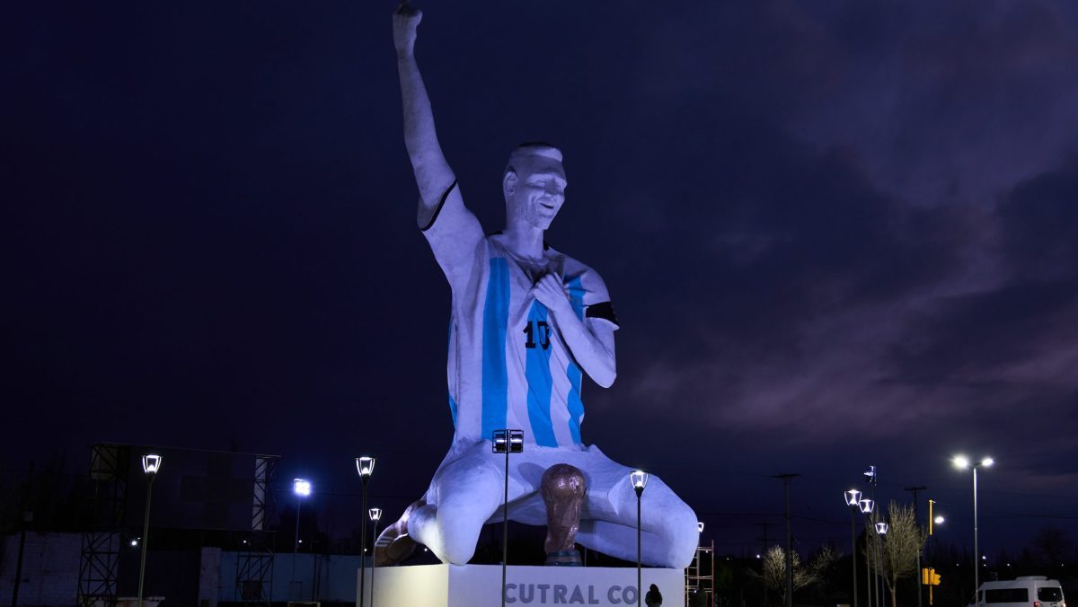 VIDEO: Argent&iacute;nske mesto vzd&aacute;va hold Messimu, futbalovej hviezde tam odhalili obrovsk&uacute; sochu