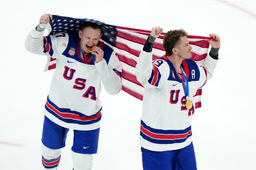 Na sn&iacute;mke americk&iacute; hokejisti Brady Tkachuk a jeho brat Matthew Tkachuk.