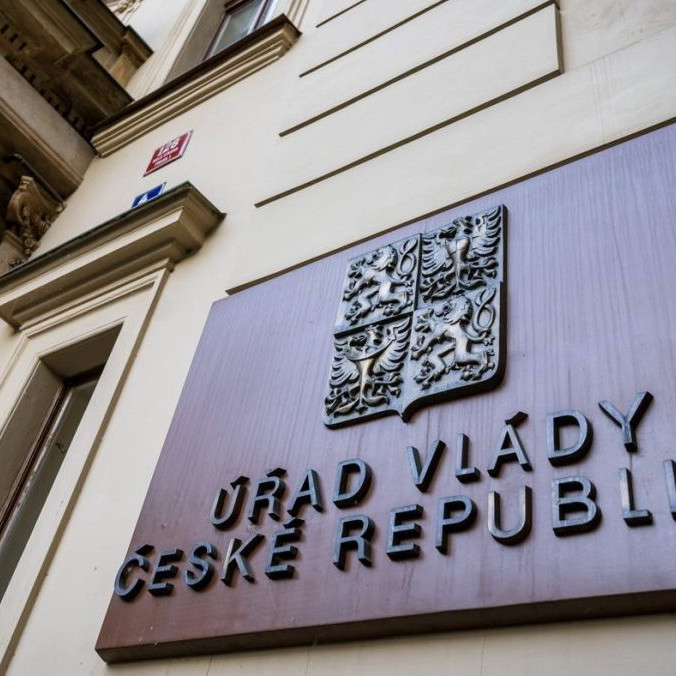 Na ilustračnej snímke tabuľa s nápisom Úrad vlády Českej republiky.