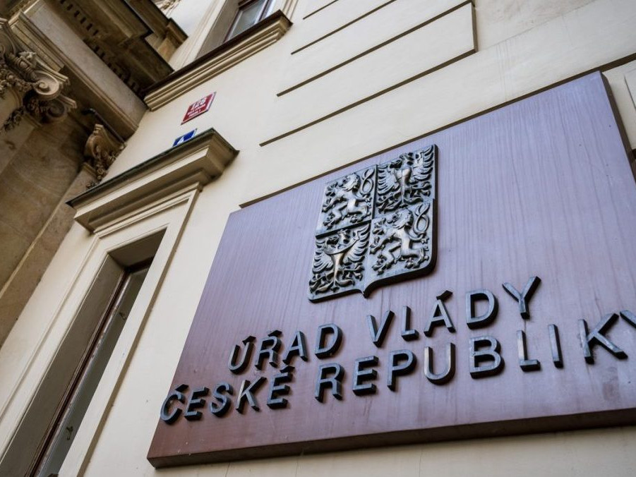 Na ilustračnej snímke tabuľa s nápisom Úrad vlády Českej republiky.