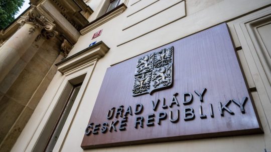 Na ilustračnej snímke tabuľa s nápisom Úrad vlády Českej republiky.