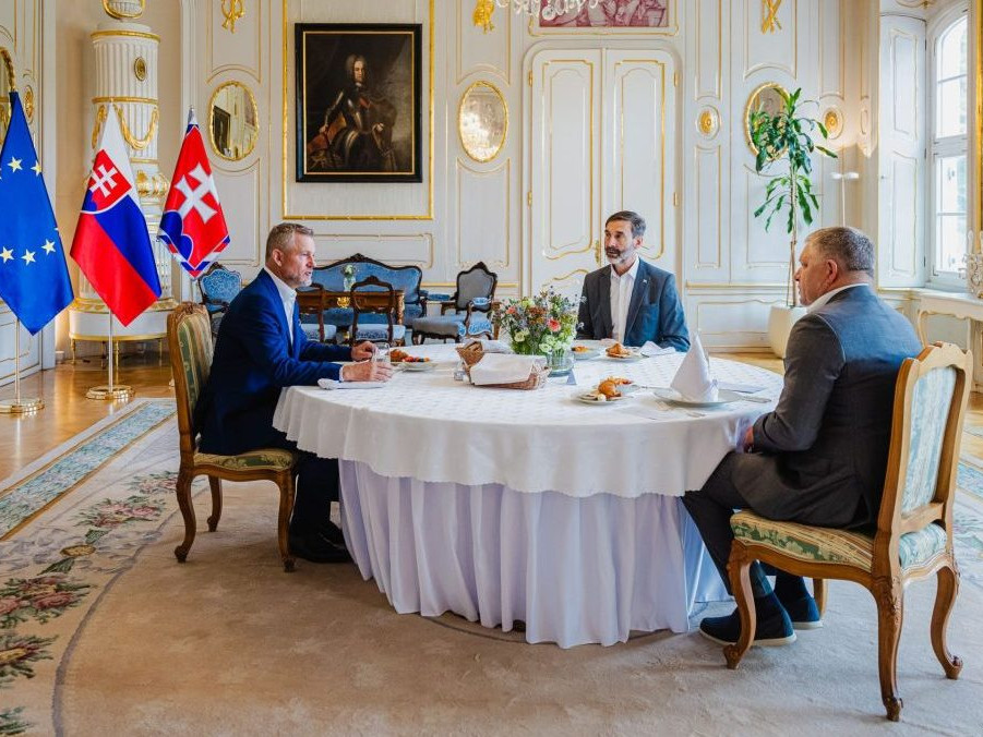 Na snímke zľava prezident SR Peter Pellegrini, minister zahraničných vecí a európskych záležitostí SR Juraj Blanár a predseda vlády SR Robert Fico.