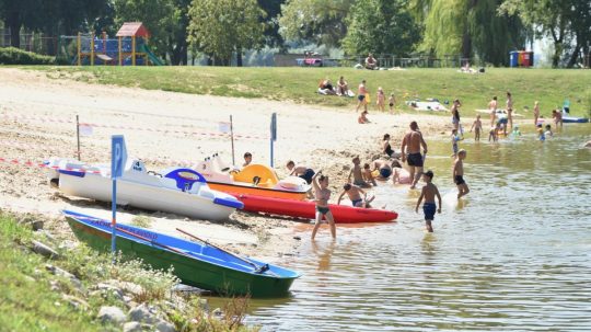 Na snímke návštevníci rekreačnej oblasti využívajú plážové atrakcie na Kunovskej priehrade.