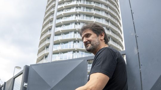Robert Kaliňák (Smer-SD) a v pozadí zrekonštruovaná bývalá vojenská ubytovňa.
