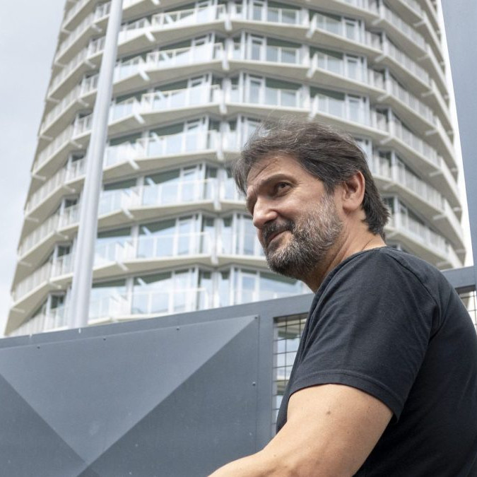 Robert Kaliňák (Smer-SD) a v pozadí zrekonštruovaná bývalá vojenská ubytovňa.