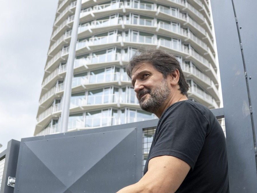 Robert Kaliňák (Smer-SD) a v pozadí zrekonštruovaná bývalá vojenská ubytovňa.