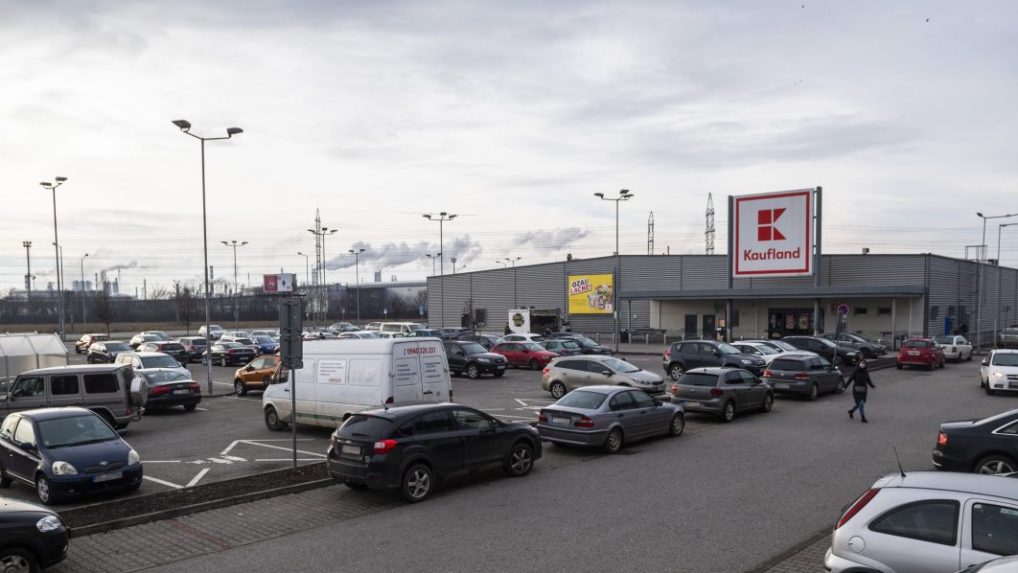Na snímke autá stoja na parkovisku pred Kauflandom.