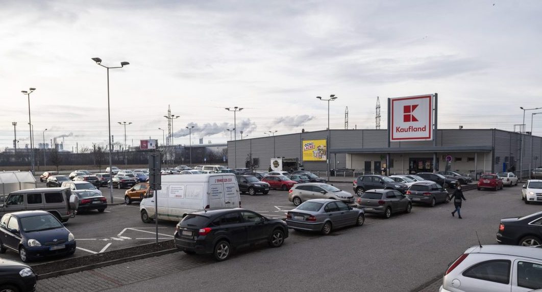 Na snímke autá stoja na parkovisku pred Kauflandom.