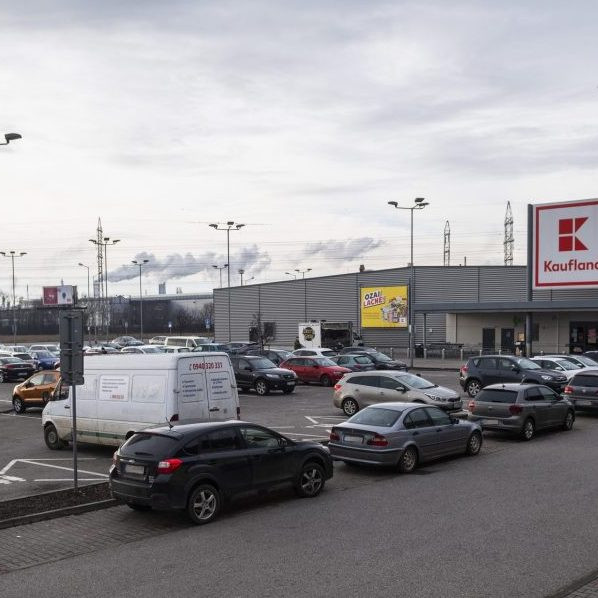 Na snímke autá stoja na parkovisku pred Kauflandom.