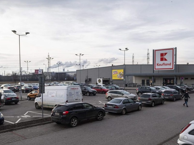 Na snímke autá stoja na parkovisku pred Kauflandom.