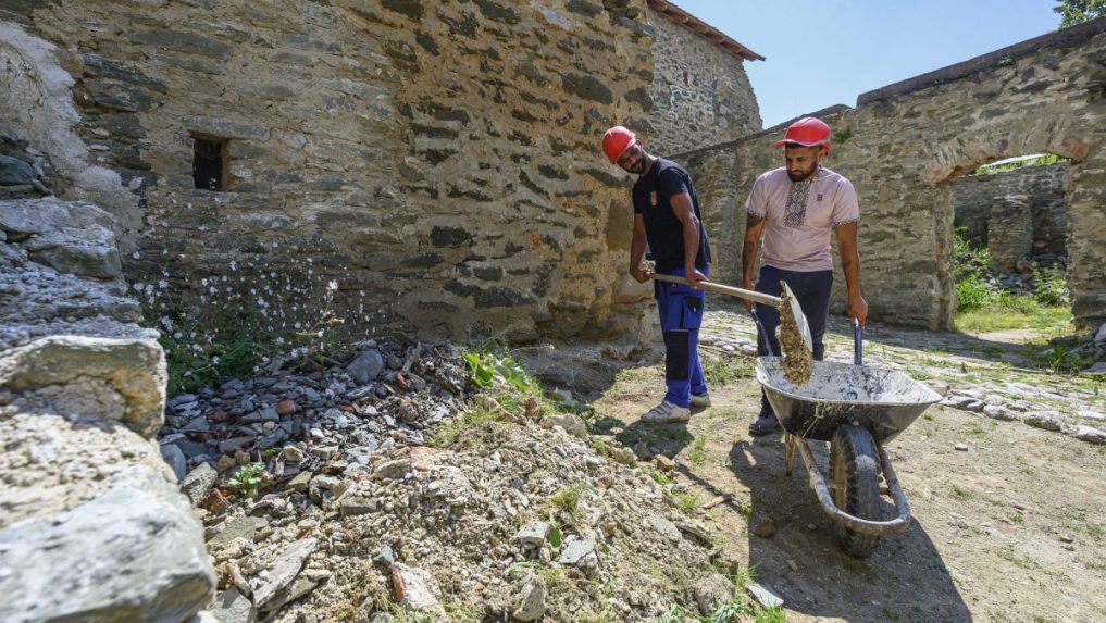 Obnova hradu v Markušovciach.